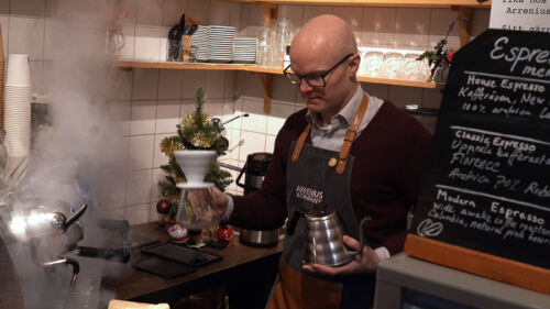 Barrista gör kaffe
