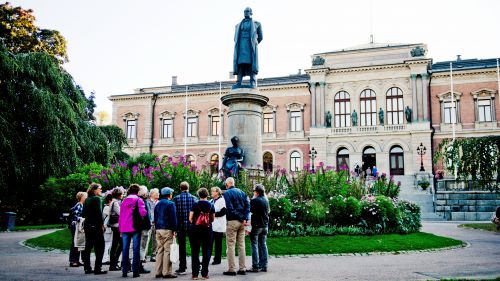 universitetshuset-besoks-av-tursiter-i-uppsala