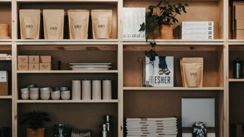 Hyllor i en butik med inredning och kaffe