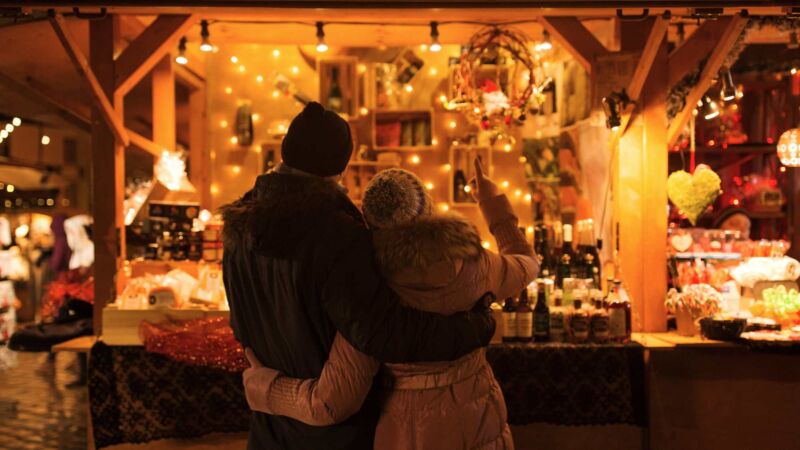 Ett par kollar på varor på en julmarknad