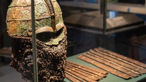 Vikingahjälm på uställningen vikingarnas gryning på Gustavianum