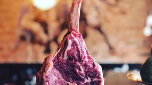 Närbild på ett stycke kött från restaurang Tjuren i Uppsala