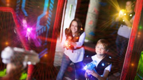 Familj spelar lasergame