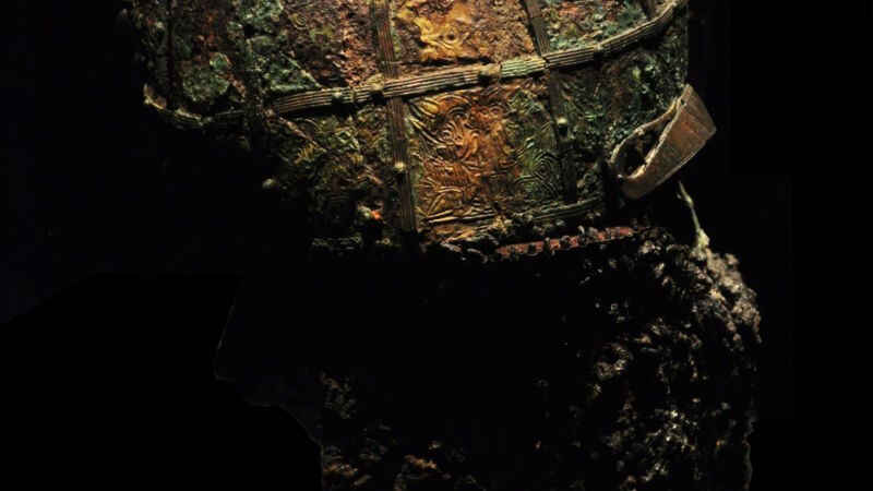 The_Vikings_Begin_48_-_warrior_helmet,_Valsgärde_boat_grave_8,_7th_century