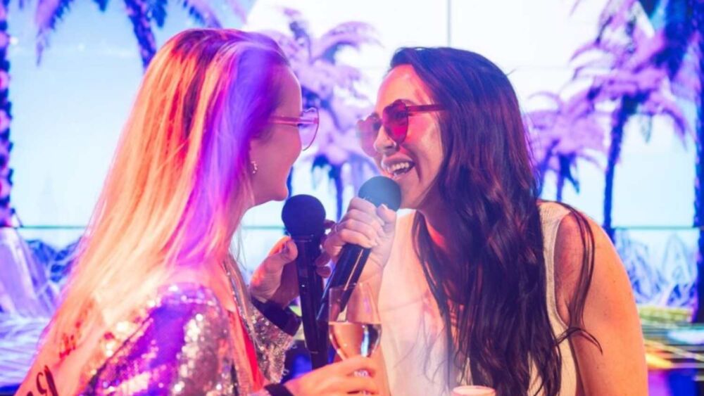 Två tjejer som sjunger karaoke