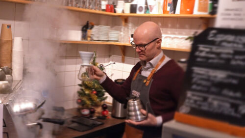 Anders Arrenius brygger kaffe vid en espressomaskin