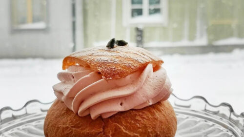 Närbild på en semla i ett fönster