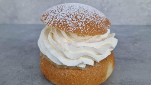En semla på en marmorbänk