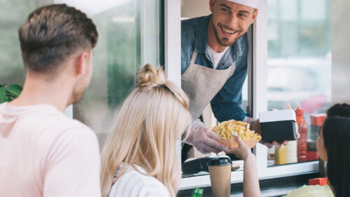 En man serverar mat från foodtruck