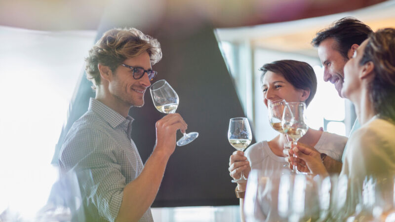 Tre personer provar vin