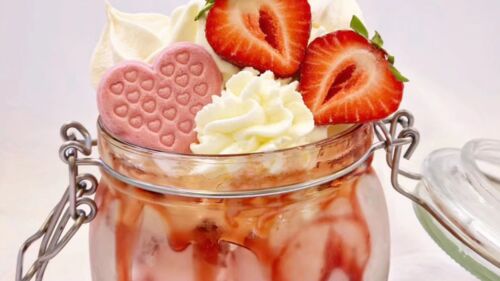 Glassdessert med jordgubbar