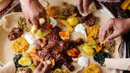 Injera och gryta på tallrik