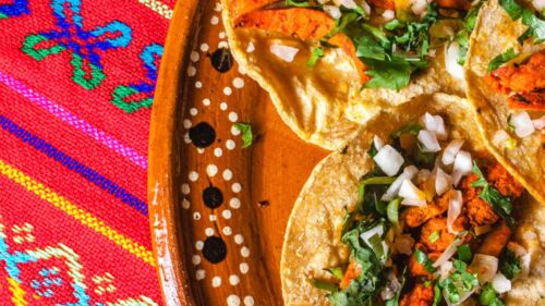 Tacos på ett bord med en färgglad duk