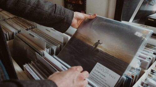 Man som bläddrar bland vinylskivor.