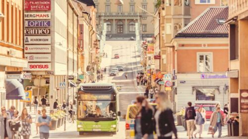 Bild på drottninggatan i Uppsala, människor promenerar längs gatan