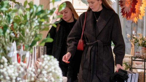 Två vänner shoppar i butiken Svart